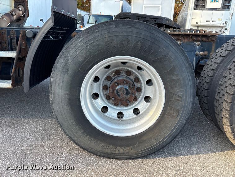 image for item EM6141 2018 Freightliner Cascadia 125 semi truck