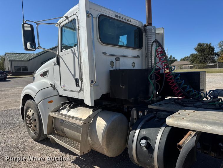 image for item EM8456 2012 Peterbilt  386 semi truck