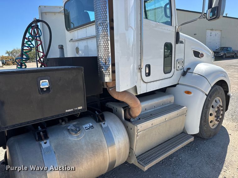 image for item EM8456 2012 Peterbilt  386 semi truck