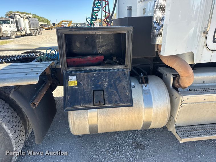 image for item EM8456 2012 Peterbilt  386 semi truck