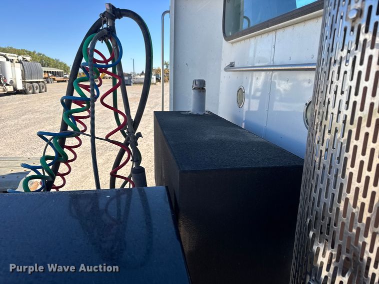 image for item EM8456 2012 Peterbilt  386 semi truck