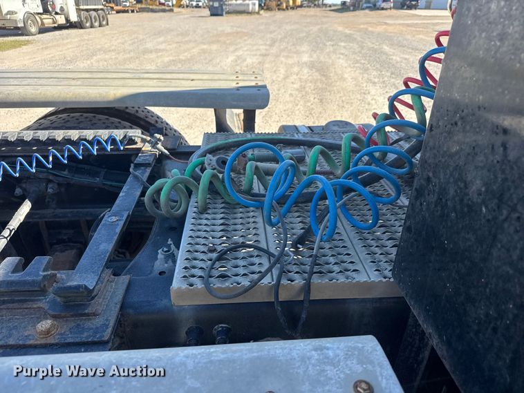 image for item EM8456 2012 Peterbilt  386 semi truck