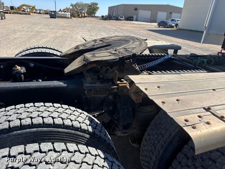 image for item EM8456 2012 Peterbilt  386 semi truck