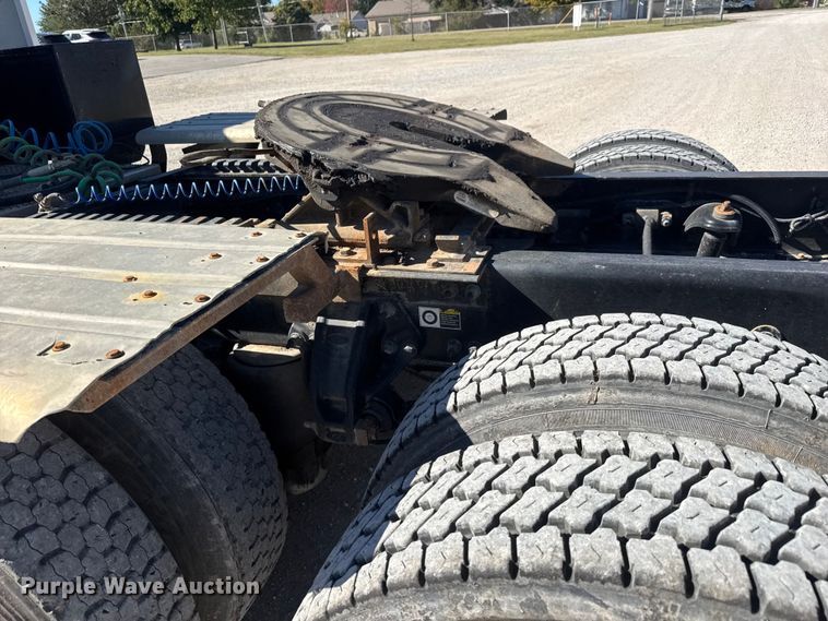 image for item EM8456 2012 Peterbilt  386 semi truck