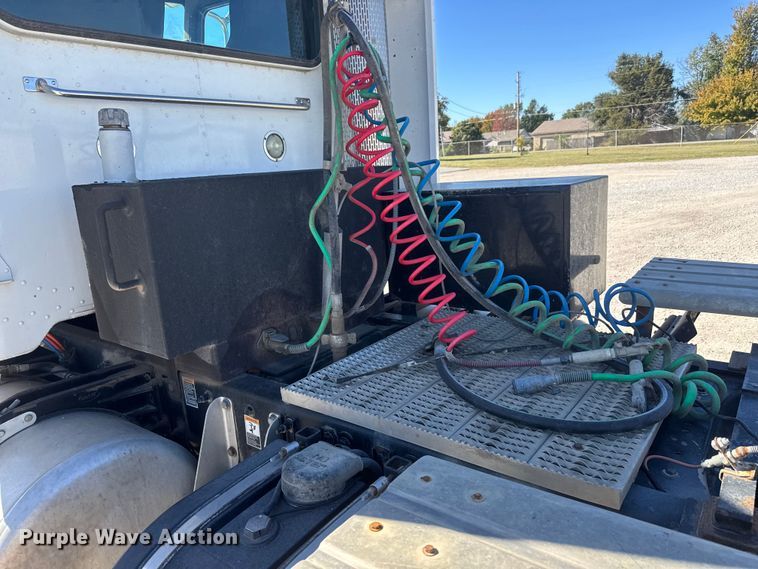 image for item EM8456 2012 Peterbilt  386 semi truck