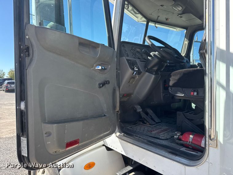 image for item EM8456 2012 Peterbilt  386 semi truck