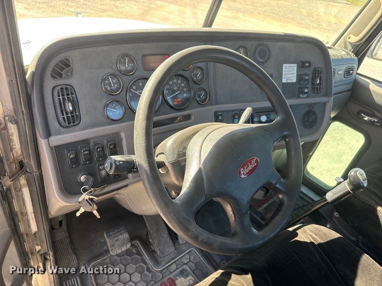 image for item EM8456 2012 Peterbilt  386 semi truck