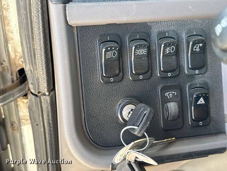 image for item EM8456 2012 Peterbilt  386 semi truck