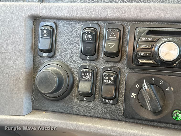 image for item EM8456 2012 Peterbilt  386 semi truck