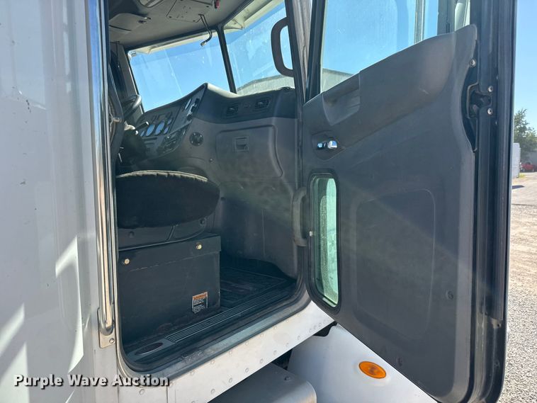 image for item EM8456 2012 Peterbilt  386 semi truck