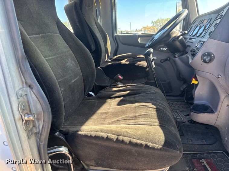 image for item EM8456 2012 Peterbilt  386 semi truck