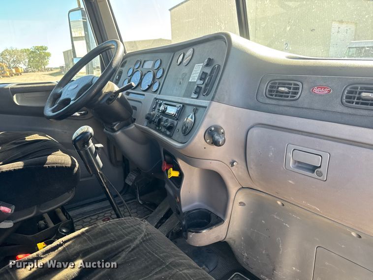 image for item EM8456 2012 Peterbilt  386 semi truck