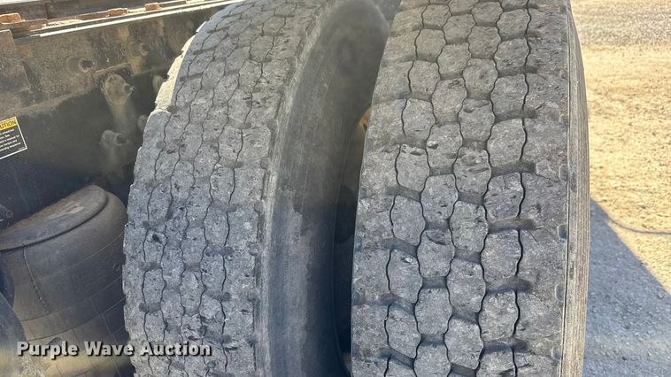 image for item EM8456 2012 Peterbilt  386 semi truck