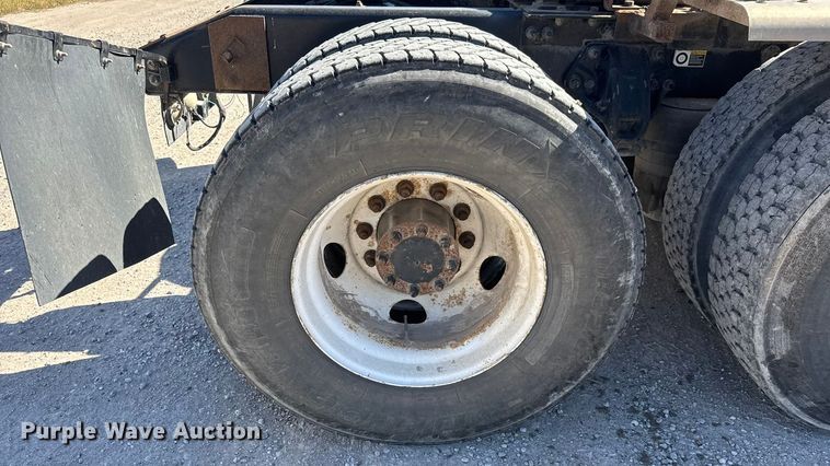 image for item EM8456 2012 Peterbilt  386 semi truck