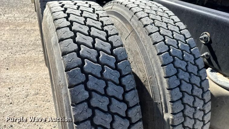 image for item EM8456 2012 Peterbilt  386 semi truck