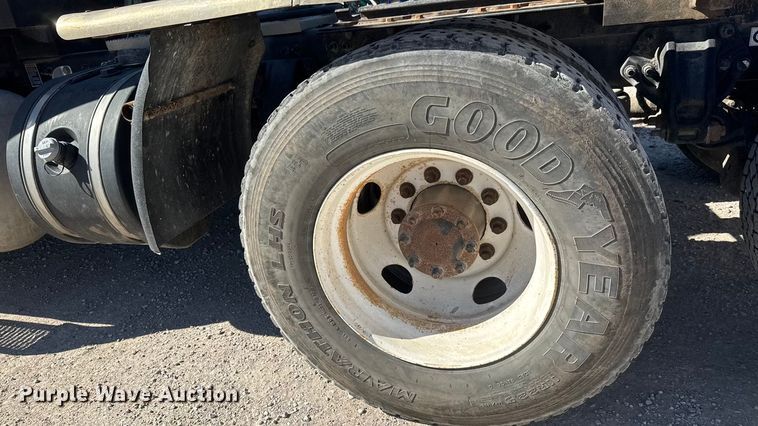 image for item EM8456 2012 Peterbilt  386 semi truck