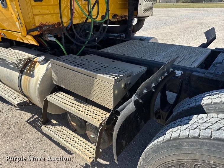 image for item EM8457 2011 International  ProStar Premium semi truck