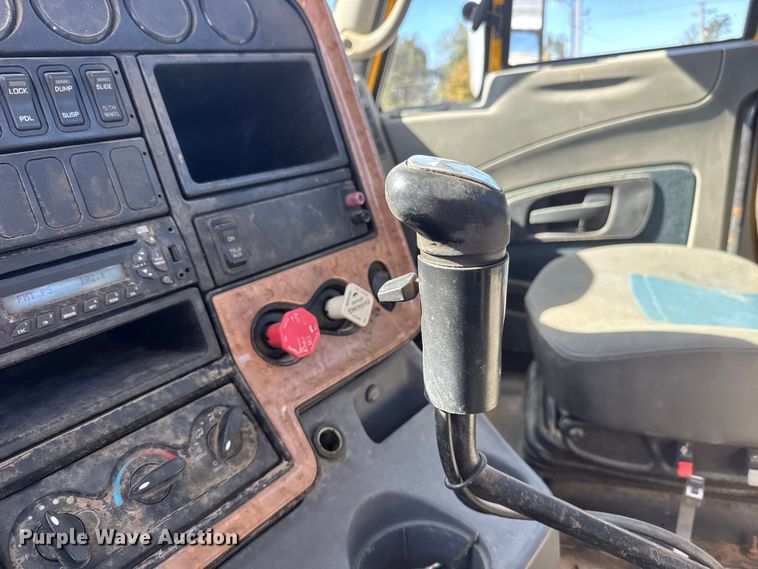 image for item EM8457 2011 International  ProStar Premium semi truck