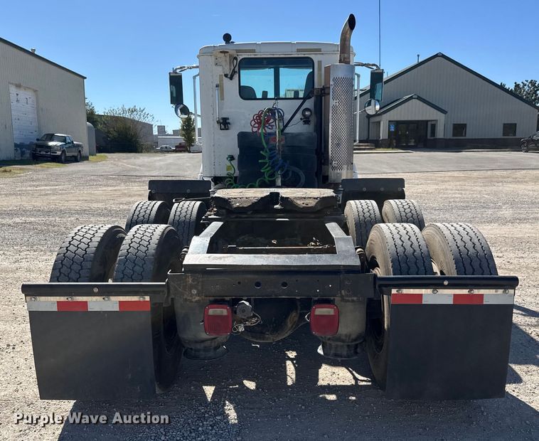 image for item EM8458 2005 International  9200i semi truck