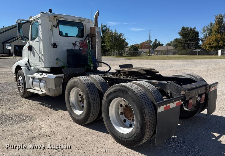 image for item EM8458 2005 International  9200i semi truck