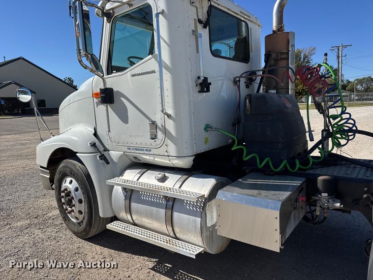 image for item EM8458 2005 International  9200i semi truck