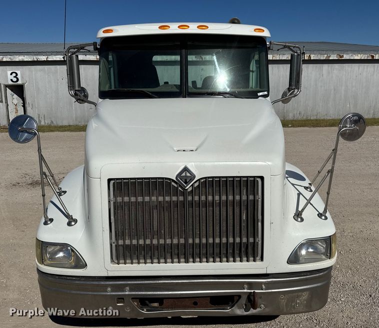 image for item EM8458 2005 International  9200i semi truck