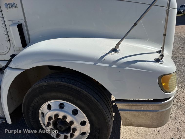 image for item EM8458 2005 International  9200i semi truck