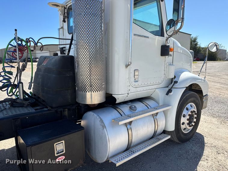 image for item EM8458 2005 International  9200i semi truck