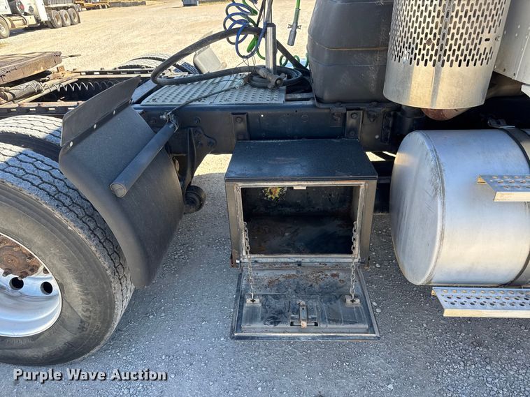 image for item EM8458 2005 International  9200i semi truck