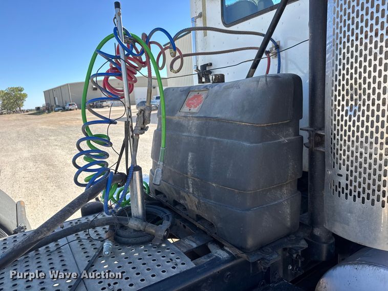 image for item EM8458 2005 International  9200i semi truck