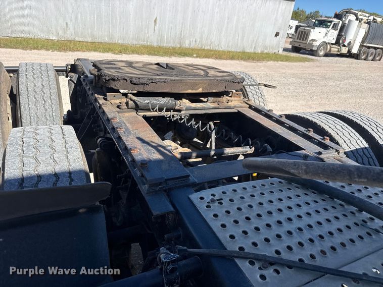 image for item EM8458 2005 International  9200i semi truck