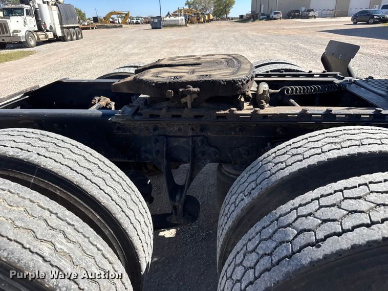 image for item EM8458 2005 International  9200i semi truck