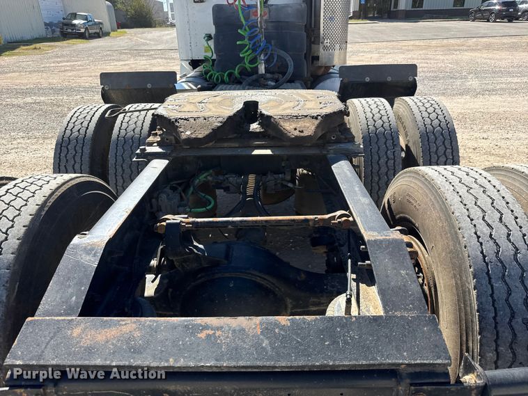 image for item EM8458 2005 International  9200i semi truck