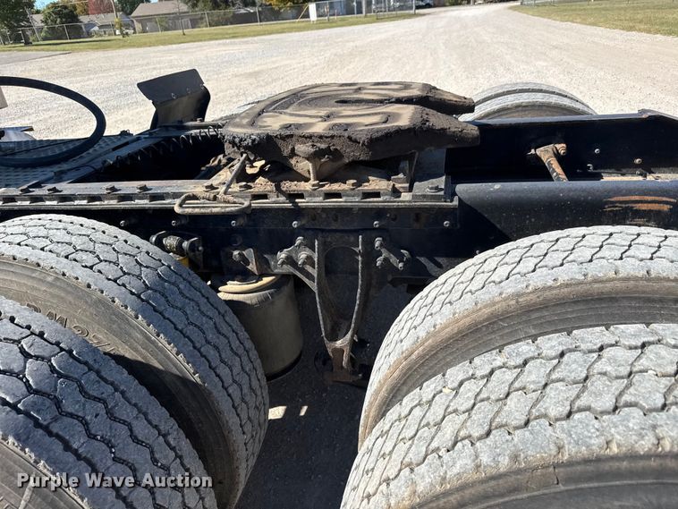 image for item EM8458 2005 International  9200i semi truck