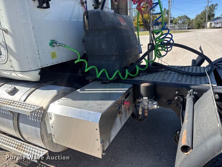 image for item EM8458 2005 International  9200i semi truck