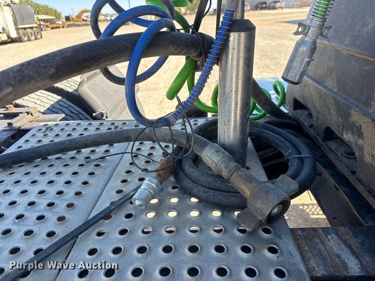 image for item EM8458 2005 International  9200i semi truck