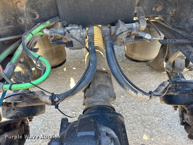 image for item EM8458 2005 International  9200i semi truck