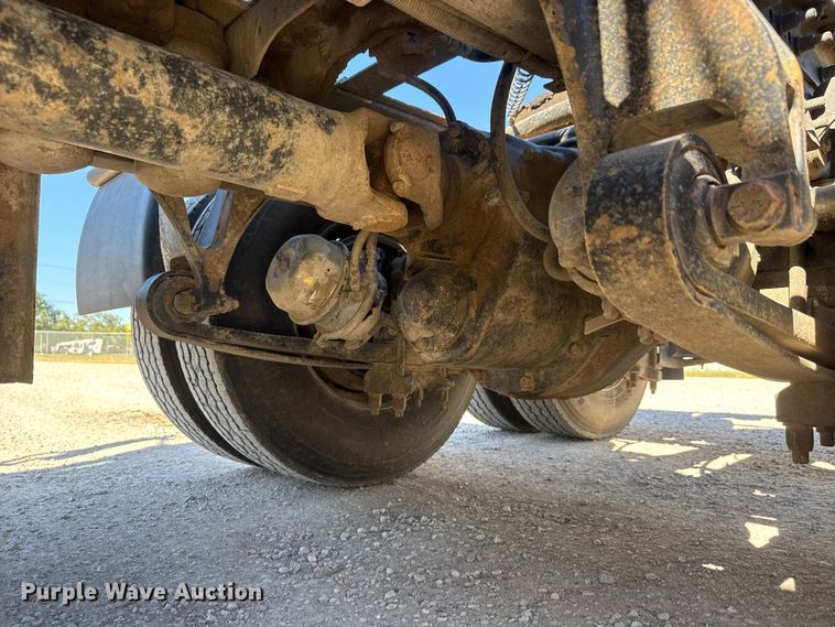 image for item EM8458 2005 International  9200i semi truck