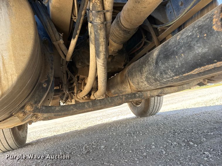 image for item EM8458 2005 International  9200i semi truck