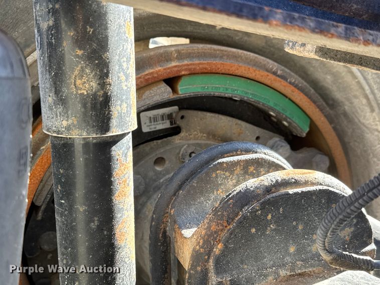 image for item EM8458 2005 International  9200i semi truck