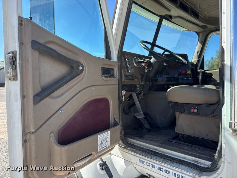 image for item EM8458 2005 International  9200i semi truck