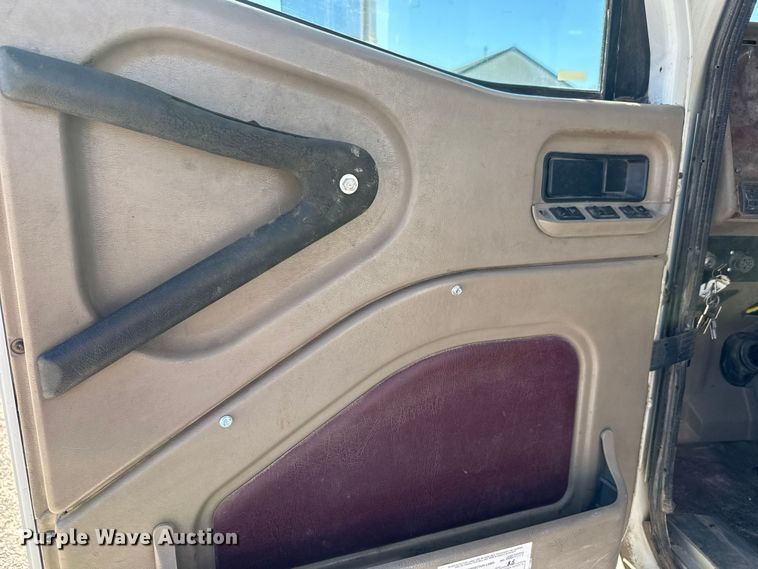 image for item EM8458 2005 International  9200i semi truck