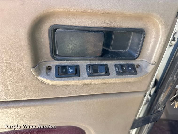 image for item EM8458 2005 International  9200i semi truck