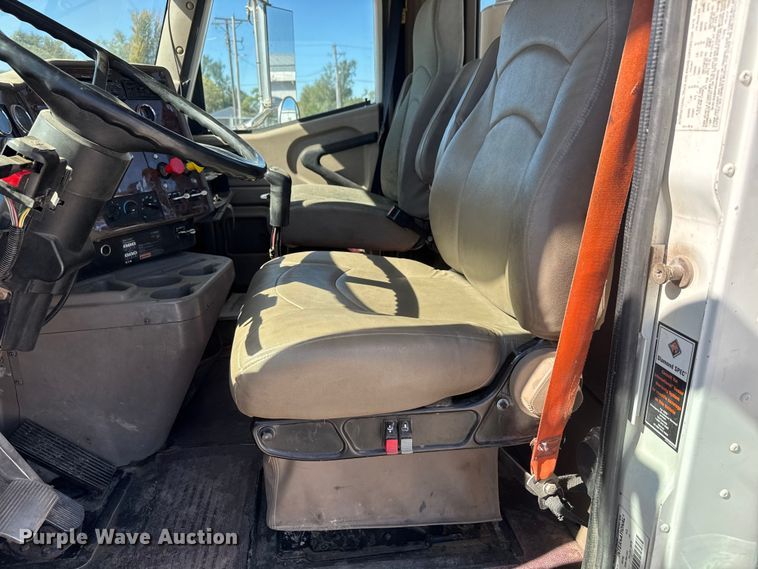 image for item EM8458 2005 International  9200i semi truck