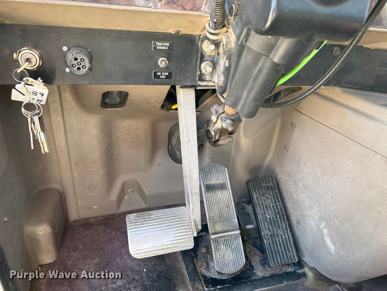 image for item EM8458 2005 International  9200i semi truck