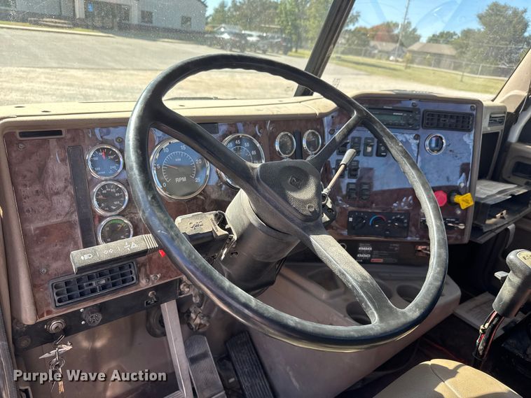 image for item EM8458 2005 International  9200i semi truck