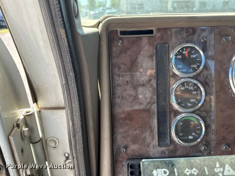 image for item EM8458 2005 International  9200i semi truck