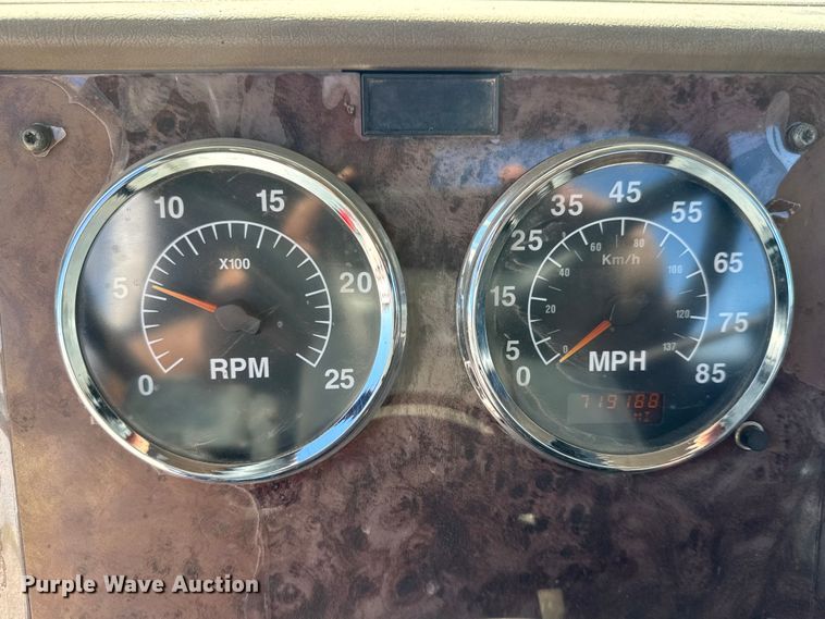 image for item EM8458 2005 International  9200i semi truck