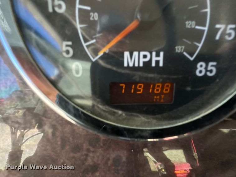 image for item EM8458 2005 International  9200i semi truck