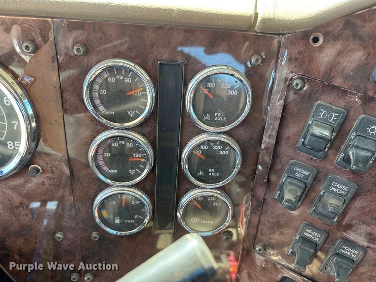 image for item EM8458 2005 International  9200i semi truck